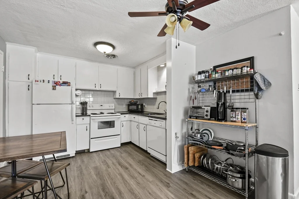2 bed, 1 bath apartment for rent at 1105 Lexington Unit 10-2, Waltham — photo 9 of 21