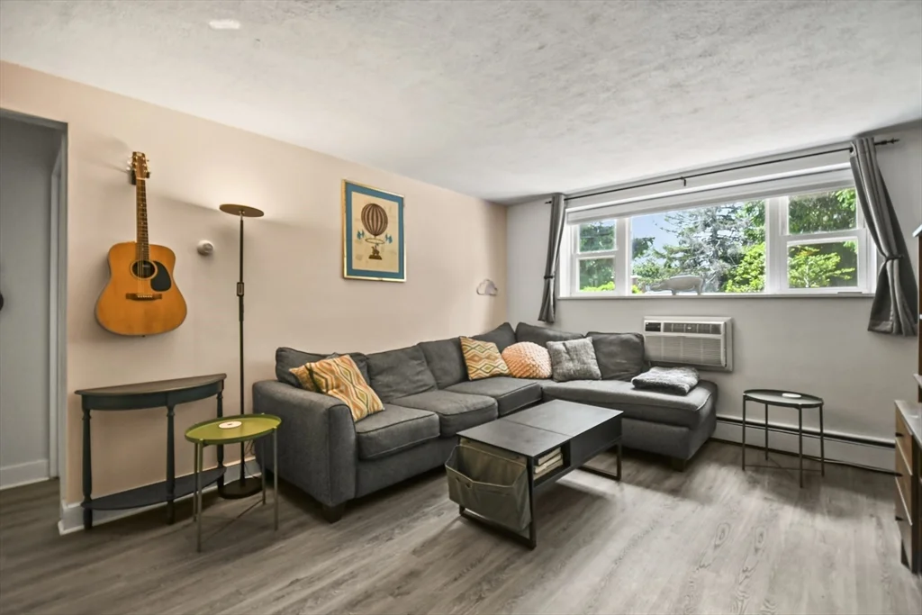2 bed, 1 bath apartment for rent at 1105 Lexington Unit 10-2, Waltham — photo 3 of 21