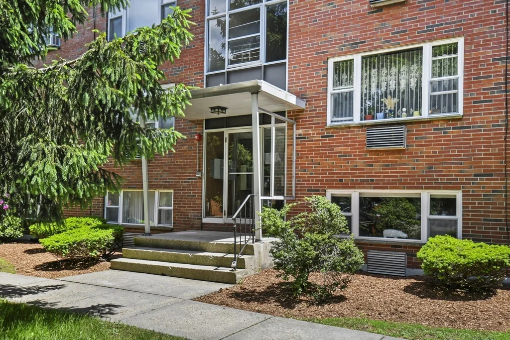 2 bed, 1 bath apartment for rent at 1105 Lexington Unit 10-2, Waltham — photo 1 of 21