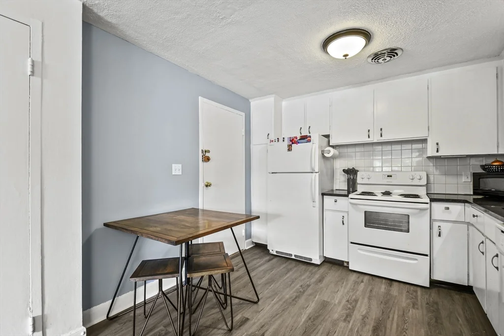 2 bed, 1 bath apartment for rent at 1105 Lexington Unit 10-2, Waltham — photo 8 of 21