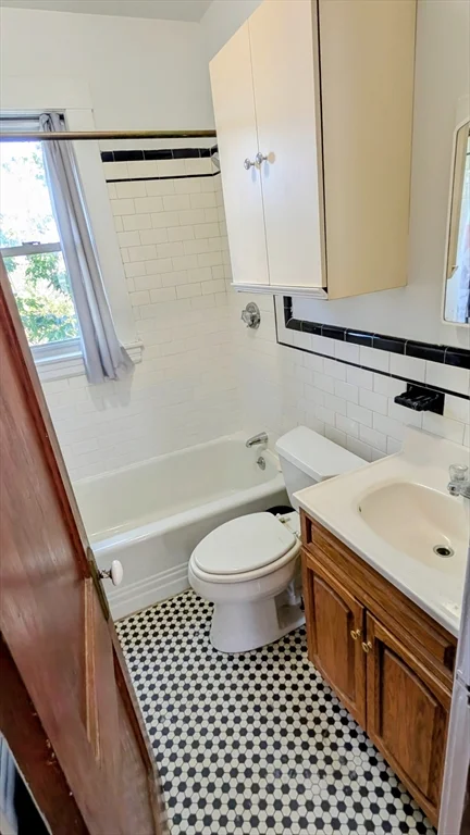 4 bed, 2 bath apartment for rent at 1106 Saratoga St, East Boston — photo 4 of 8