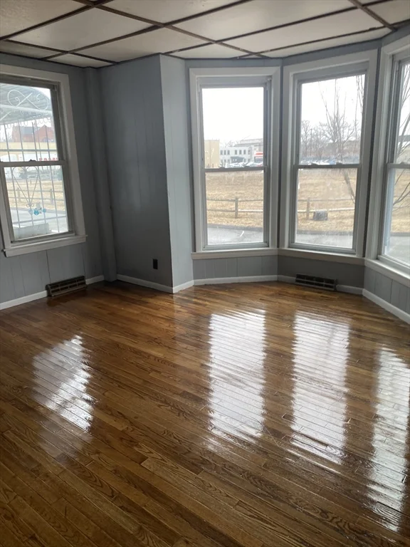 3 bed, 1 bath apartment for rent at 111 Bay St Unit 111, Springfield — photo 4 of 12