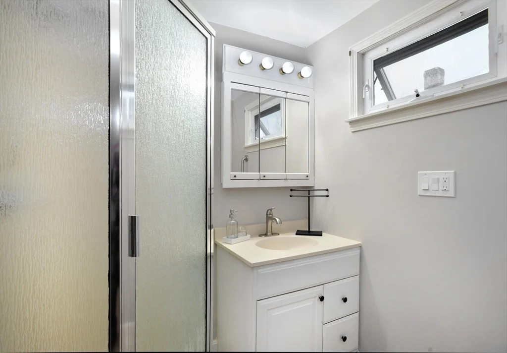 3 bed, 2 bath apartment for rent at 111 Darrow St Unit 0, Quincy — photo 17 of 28