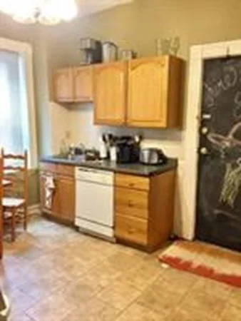 4 bed, 1 bath apartment for rent at 111 H St Unit 1, South Boston — photo 4 of 14