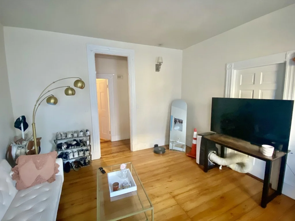 4 bed, 1 bath apartment for rent at 111 H St Unit 1, South Boston — photo 2 of 14