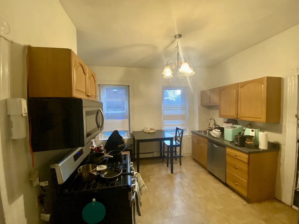 4 bed, 1 bath apartment for rent at 111 H St Unit 1, South Boston — photo 3 of 14