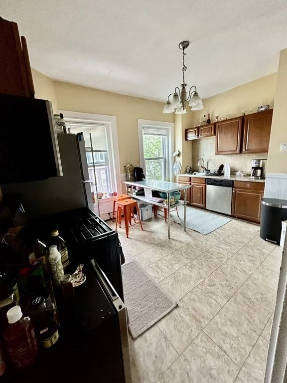4 bed, 1 bath apartment for rent at 111 H St Unit 2, South Boston — photo 3 of 20