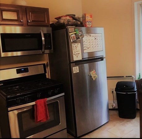 4 bed, 1 bath apartment for rent at 111 H St Unit 4, South Boston — photo 4 of 16
