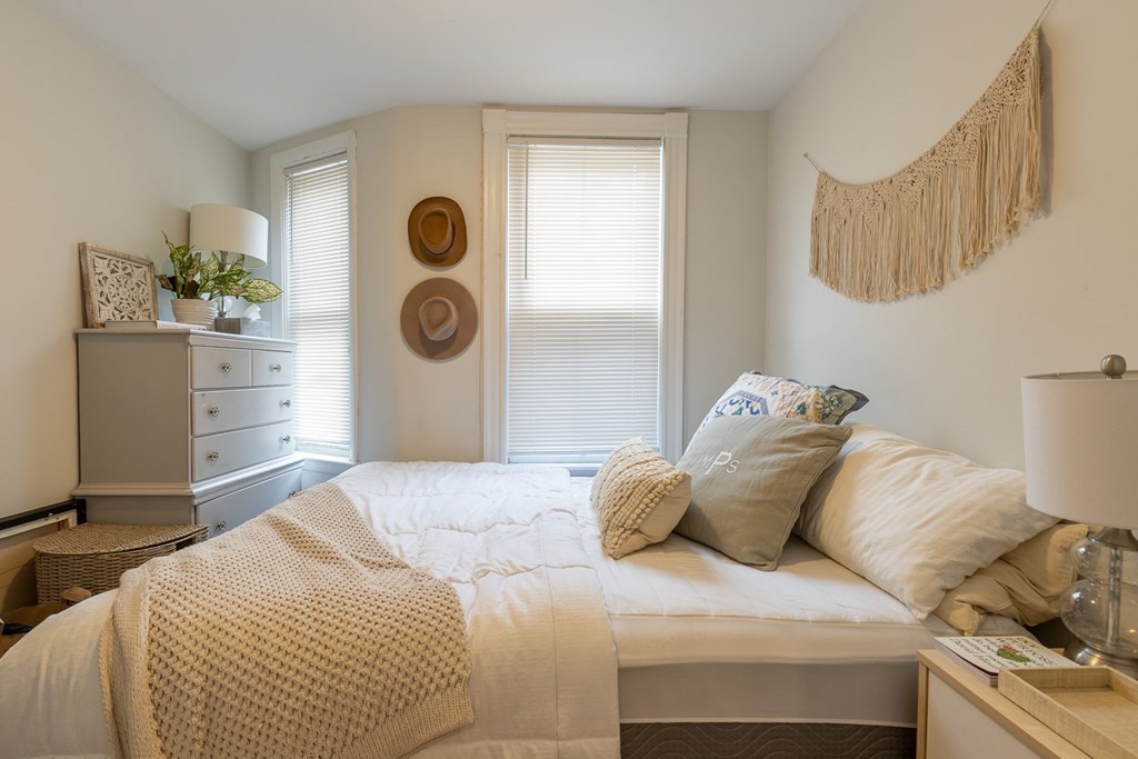 4 bed, 1 bath apartment for rent at 111 H St Unit 4, South Boston — photo 1 of 16