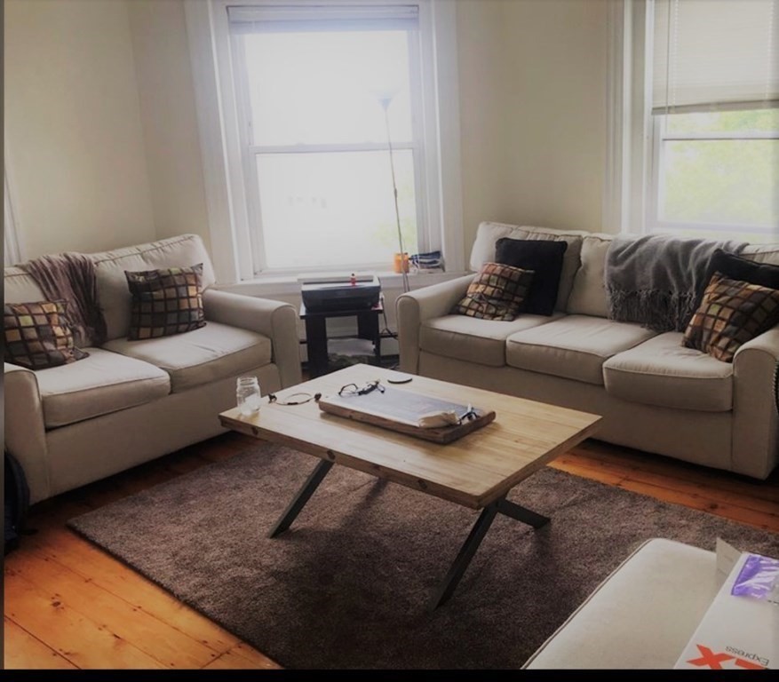 4 bed, 1 bath apartment for rent at 111 H St Unit 4, South Boston — photo 2 of 16