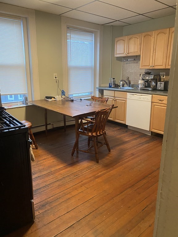 4 bed, 1 bath apartment for rent at 111 H St Unit 5, South Boston — photo 2 of 15