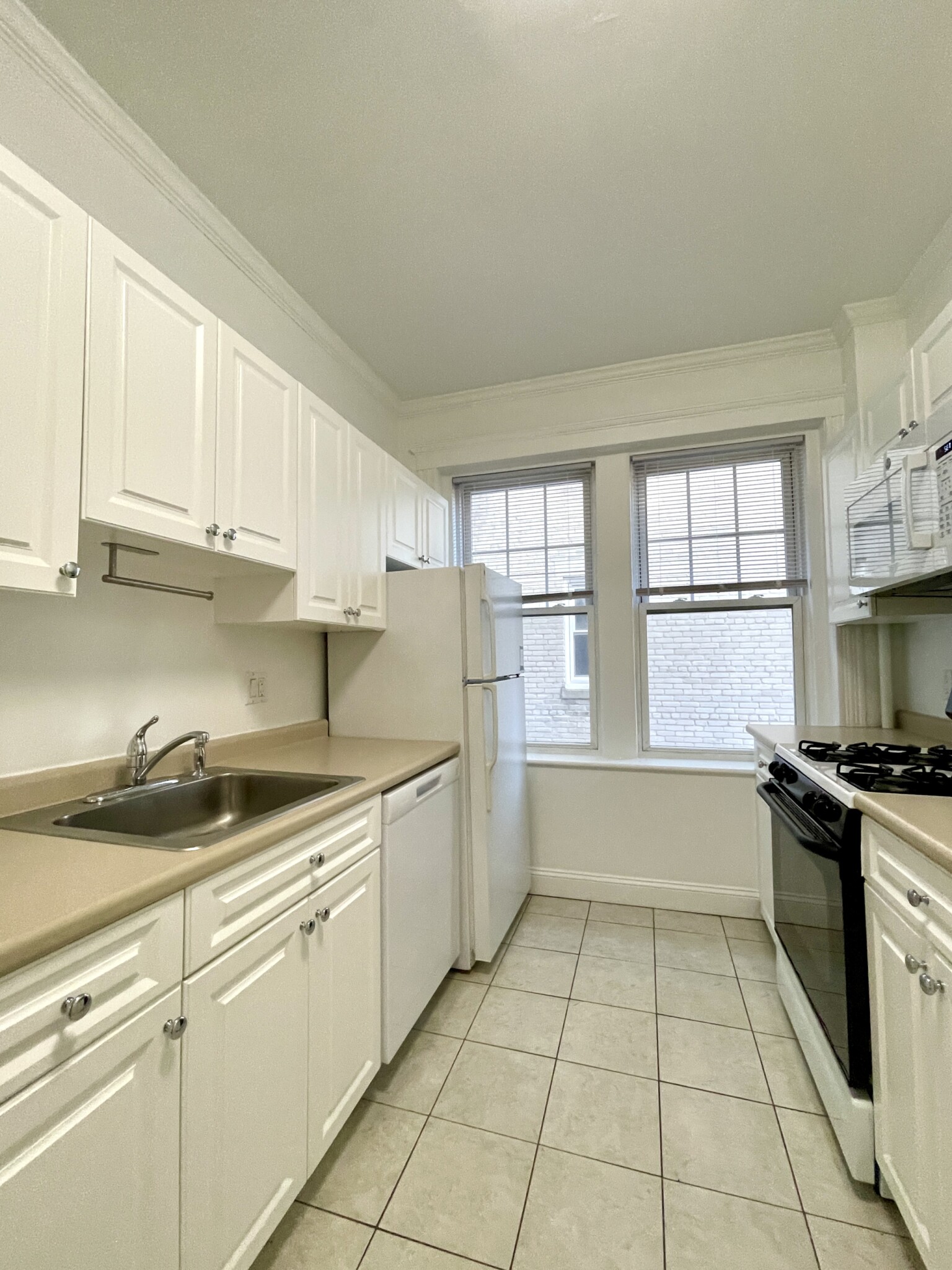 2 bed, 1 bath apartment for rent at 111 Kilsyth Rd Unit 2, Brighton — photo 2 of 25