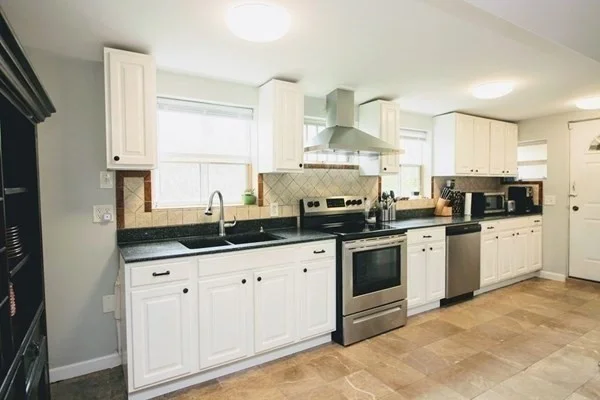 3 bed, 2 bath apartment for rent at 111 Lakewood St, Worcester — photo 3 of 15