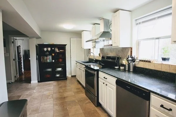 3 bed, 2 bath apartment for rent at 111 Lakewood St, Worcester — photo 4 of 15