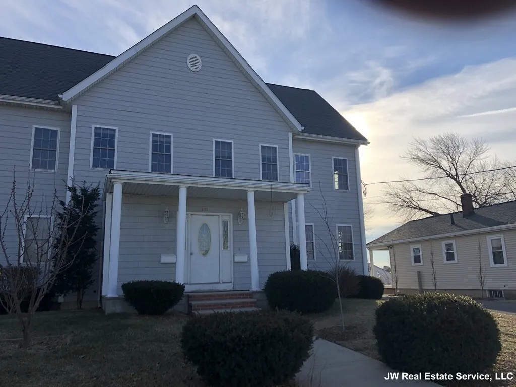 3 bed, 2.5 bath apartment for rent at 111 Oxford St Unit B, Revere — photo 1 of 23