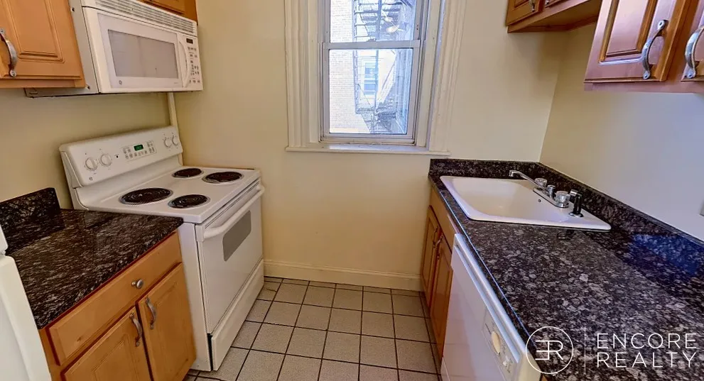 Studio bed, 1 bath apartment for rent at 111 Queensberry St Unit 2A, Fenway — photo 3 of 5