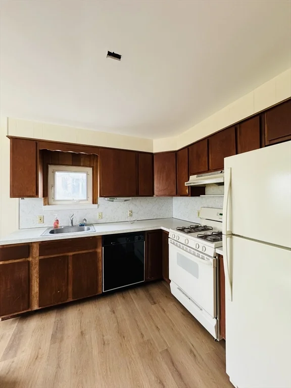 4 bed, 1 bath apartment for rent at 111 Walnut St Unit 111, Everett — photo 5 of 9