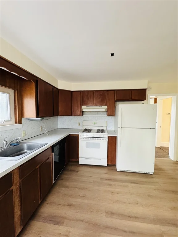 4 bed, 1 bath apartment for rent at 111 Walnut St Unit 111, Everett — photo 4 of 9