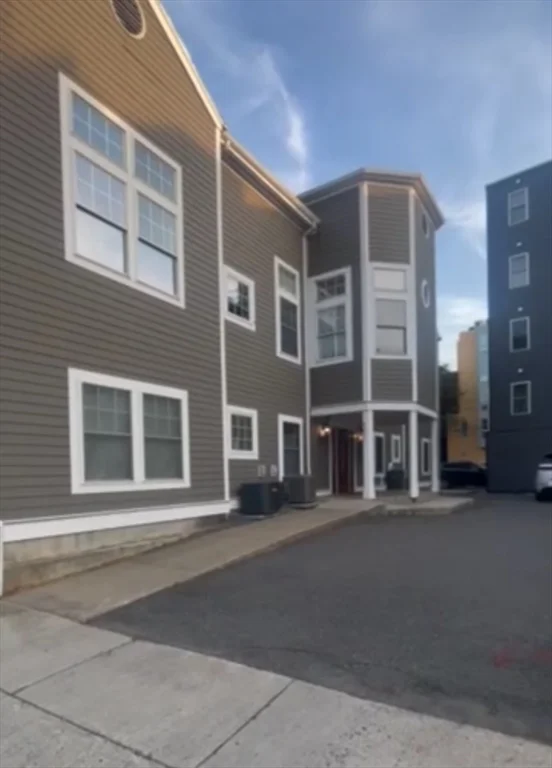 3 bed, 2 bath apartment for rent at 111 West 8th St Unit 1, South Boston — photo 20 of 21