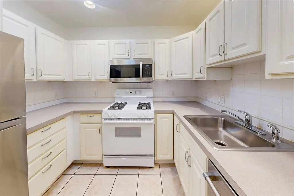 3 bed, 2 bath apartment for rent at 111 West 8th St Unit 2-J, South Boston — photo 9 of 20