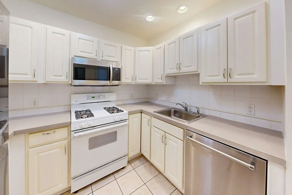 3 bed, 2 bath apartment for rent at 111 West 8th St Unit 2-J, South Boston — photo 10 of 20