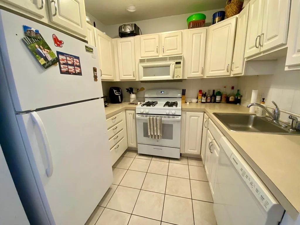 3 bed, 2 bath apartment for rent at 111 West 8th St Unit Q, South Boston — photo 3 of 7