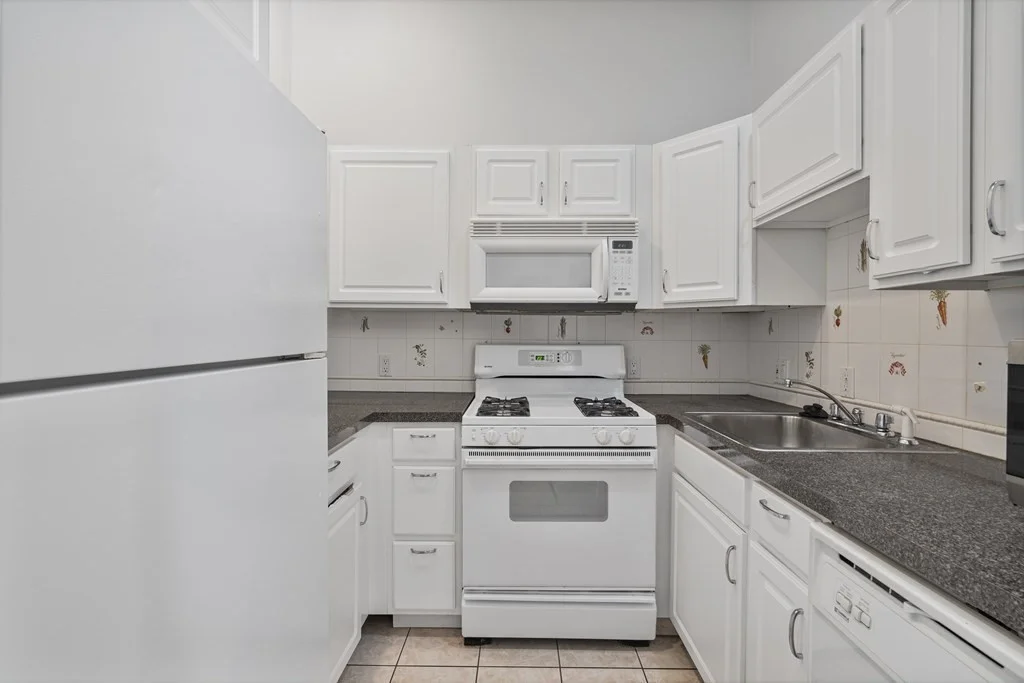 3 bed, 2 bath apartment for rent at 111 West 8th Unit O, Boston — photo 4 of 17