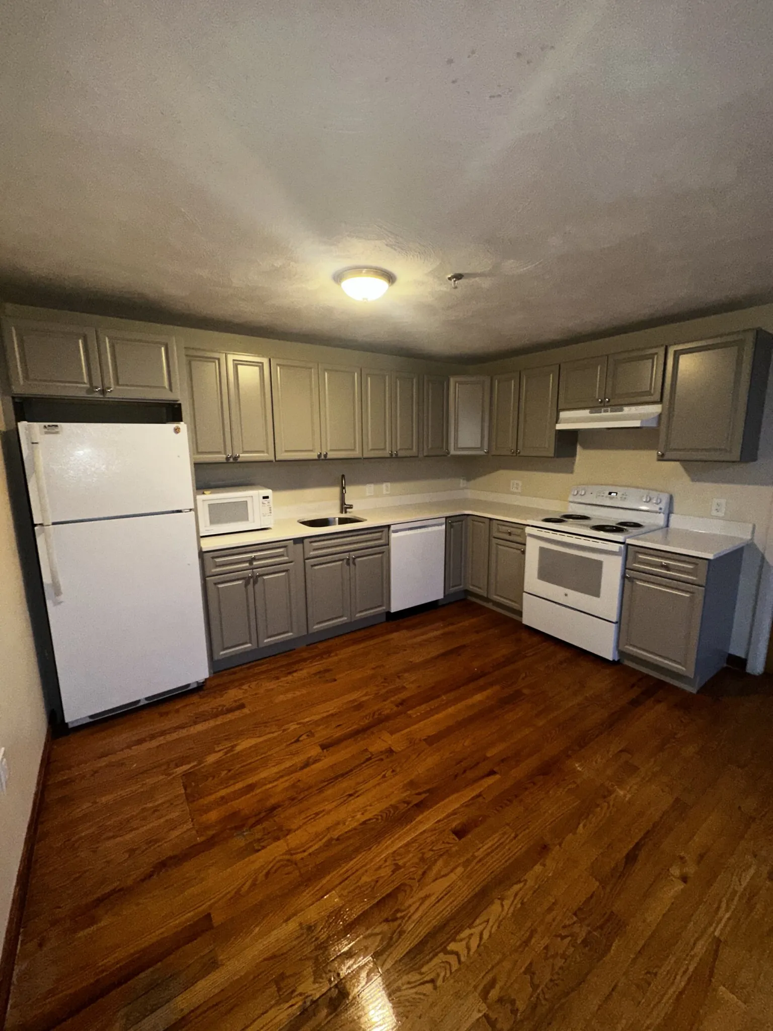 3 bed, 2 bath apartment for rent at 1110 Commonwealth Ave Unit 708, Brighton — photo 2 of 40