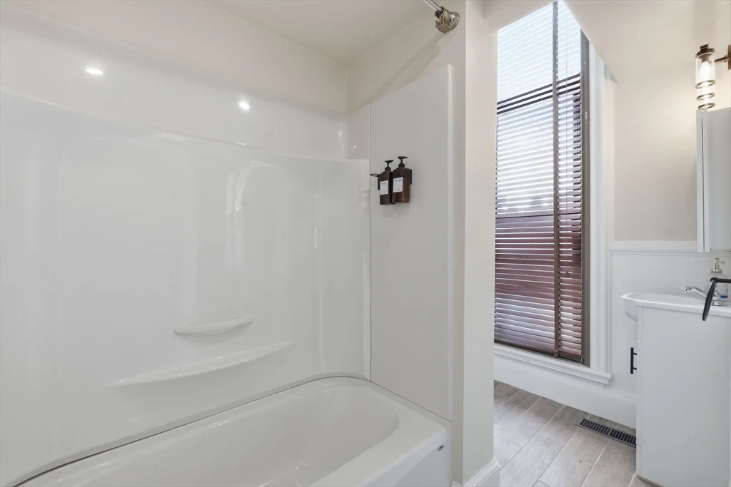 3 bed, 2 bath apartment for rent at 1110 Washington St, South End — photo 19 of 42