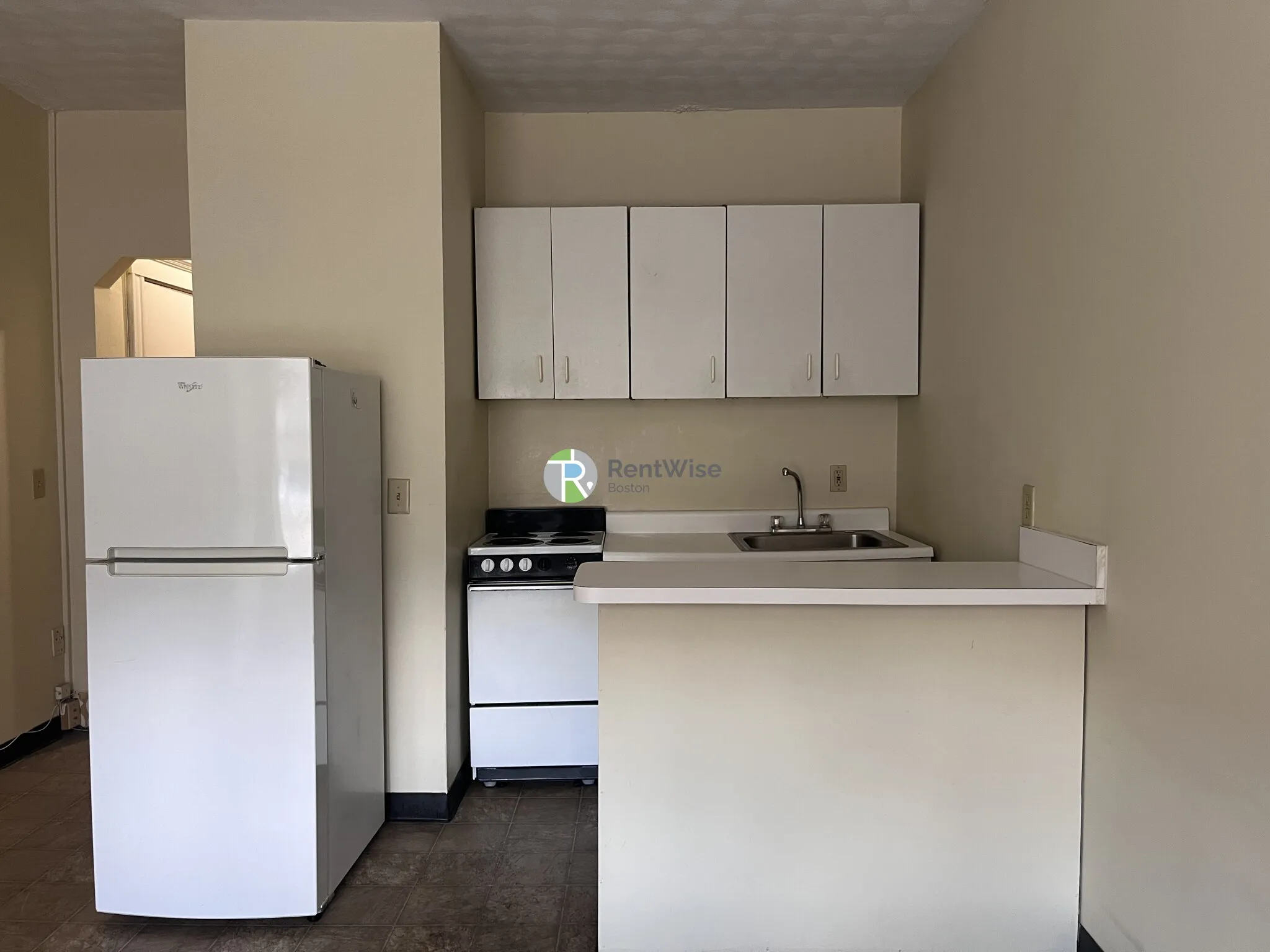 Studio bed, 1 bath apartment for rent at 1118 Commonwealth Ave Unit 1, Allston — photo 3 of 12