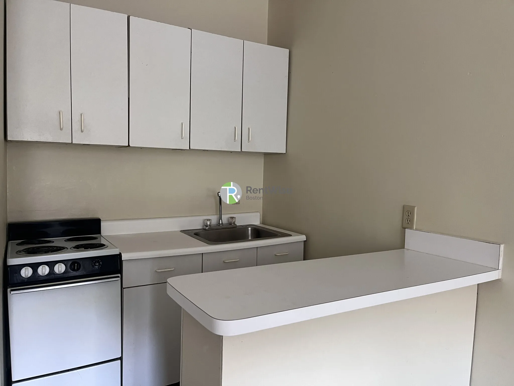 Studio bed, 1 bath apartment for rent at 1118 Commonwealth Ave Unit 1, Allston — photo 4 of 12