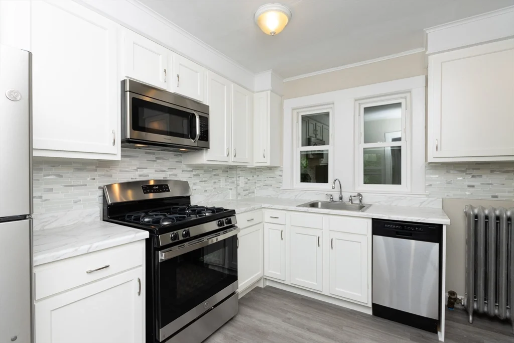 3 bed, 1 bath apartment for rent at 112 Austin St Unit 112, Hyde Park — photo 2 of 12