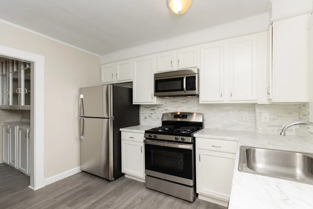 3 bed, 1 bath apartment for rent at 112 Austin St Unit 112, Hyde Park — photo 4 of 12