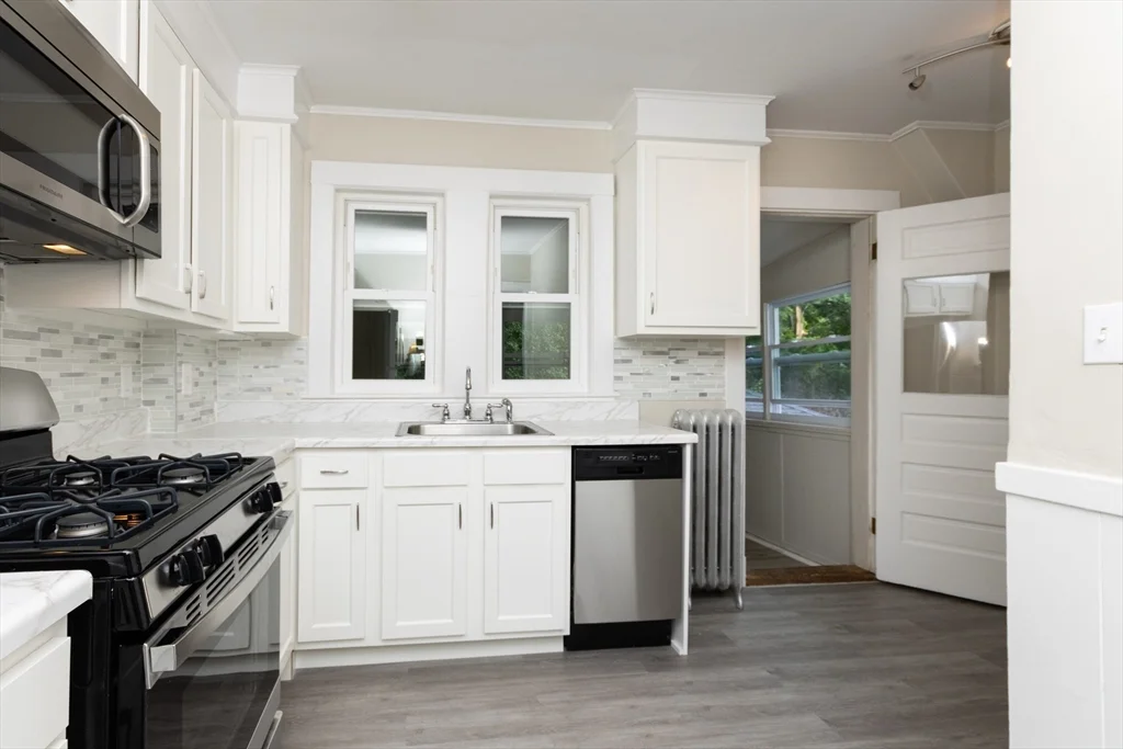 3 bed, 1 bath apartment for rent at 112 Austin St Unit 112, Hyde Park — photo 3 of 12