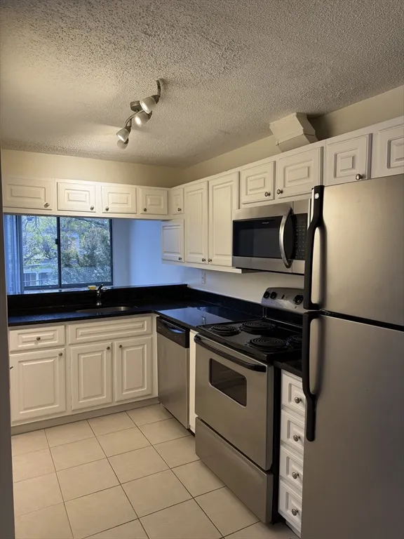 2 bed, 1 bath apartment for rent at 112 Centre St Unit 112, North Brookline — photo 1 of 15