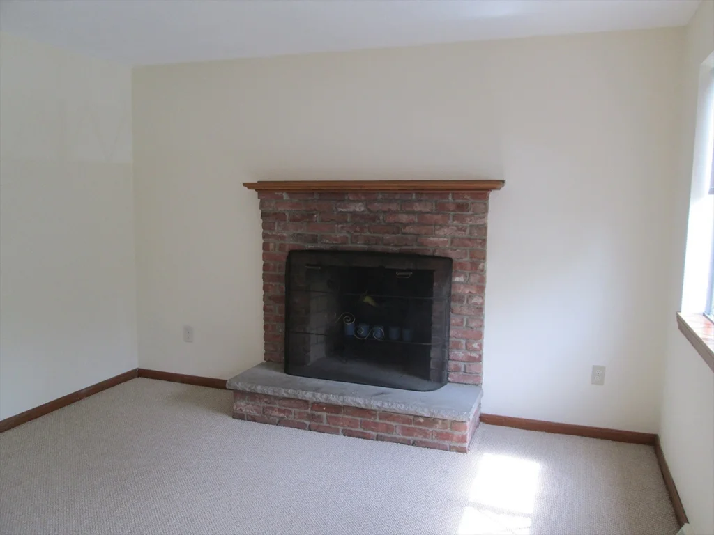 3 bed, 1 bath apartment for rent at 112 Clark St Unit 112, Belmont — photo 4 of 8
