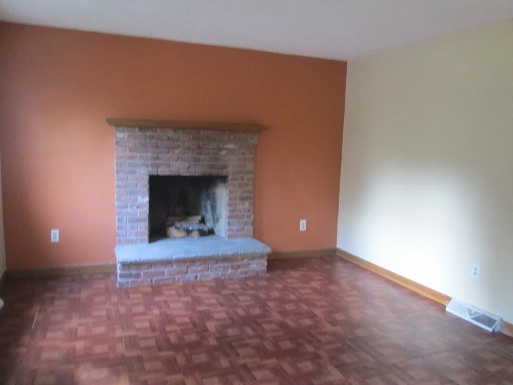 3 bed, 1 bath apartment for rent at 112 Clark St Unit 112, Belmont — photo 3 of 8