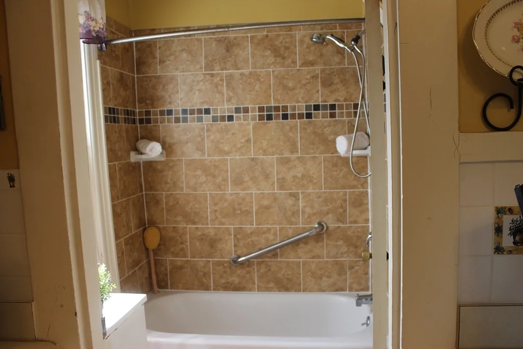 2 bed, 1 bath apartment for rent at 112 Cottage St Unit 1st floor, Franklin — photo 11 of 32
