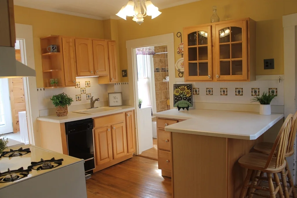 2 bed, 1 bath apartment for rent at 112 Cottage St Unit 1st floor, Franklin — photo 1 of 32