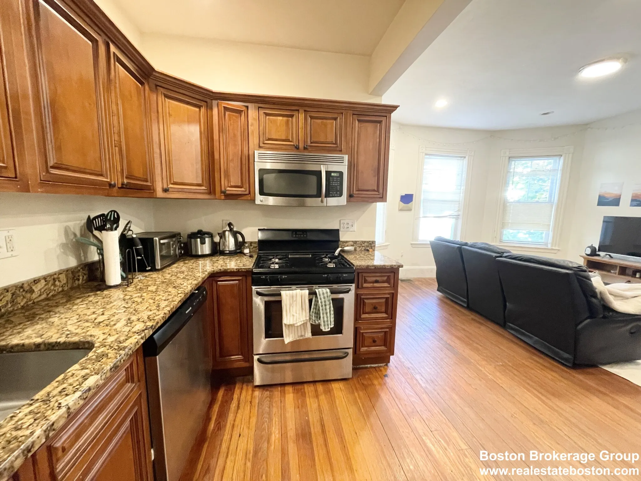 4 bed, 1 bath apartment for rent at 112 Hillside St Unit 1, Mission Hill — photo 4 of 10