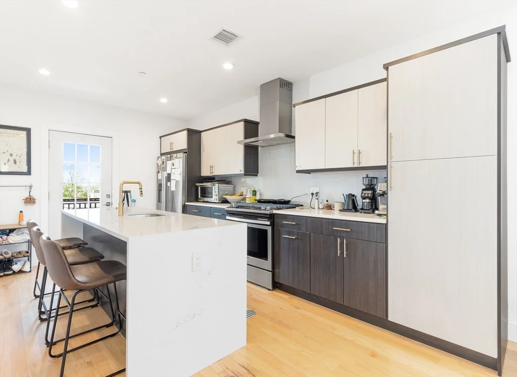 2 bed, 2 bath apartment for rent at 112 King St Unit 3, Boston