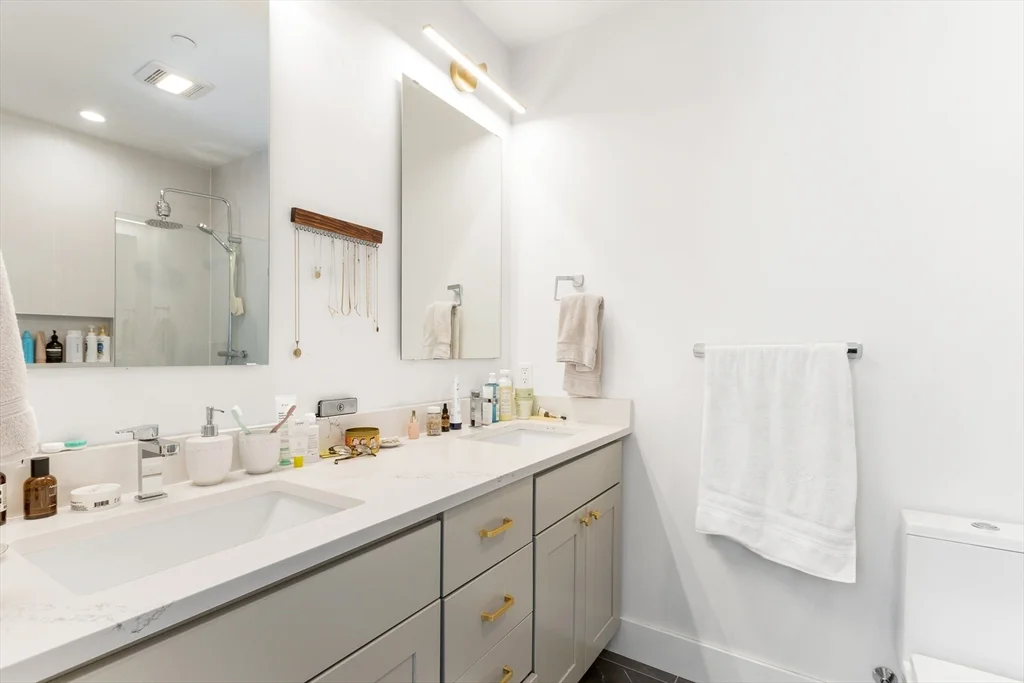 2 bed, 2 bath apartment for rent at 112 King St Unit 3, Boston — photo 9 of 16