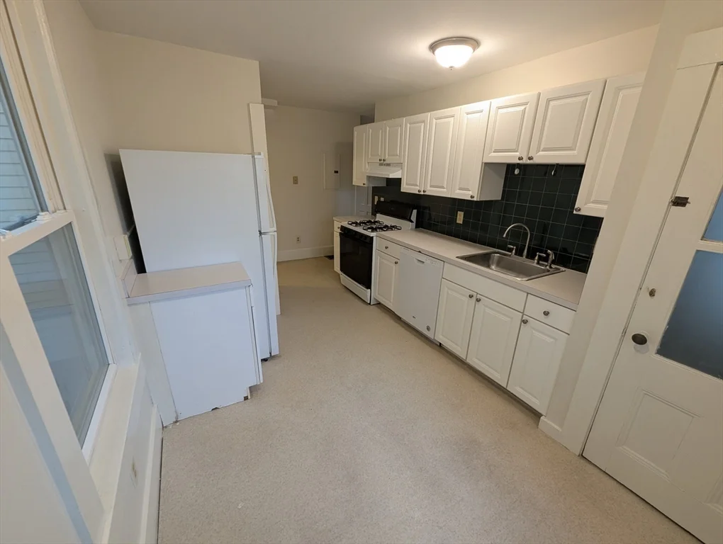 3 bed, 1 bath apartment for rent at 112 King St Unit A, Northampton — photo 4 of 28