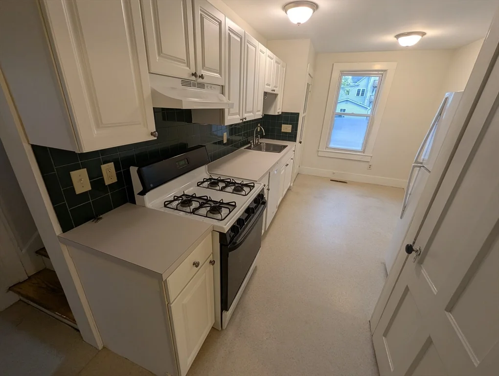 3 bed, 1 bath apartment for rent at 112 King St Unit A, Northampton — photo 3 of 28