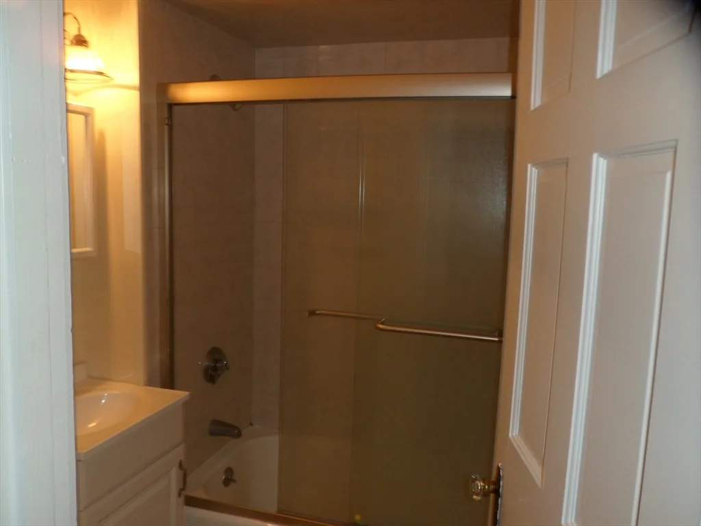 1 bed, 1 bath apartment for rent at 112 S Main St Unit 6, Middleboro — photo 4 of 6