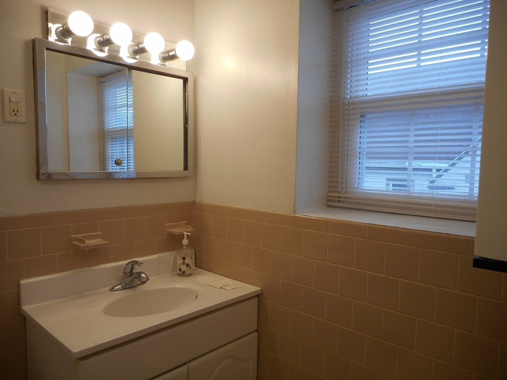 1 bed, 1 bath apartment for rent at 112 Sycamore St Unit 11, Winter Hill — photo 8 of 10