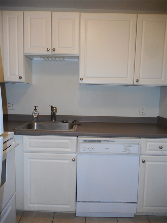 1 bed, 1 bath apartment for rent at 112 Sycamore St Unit 11, Winter Hill — photo 7 of 10