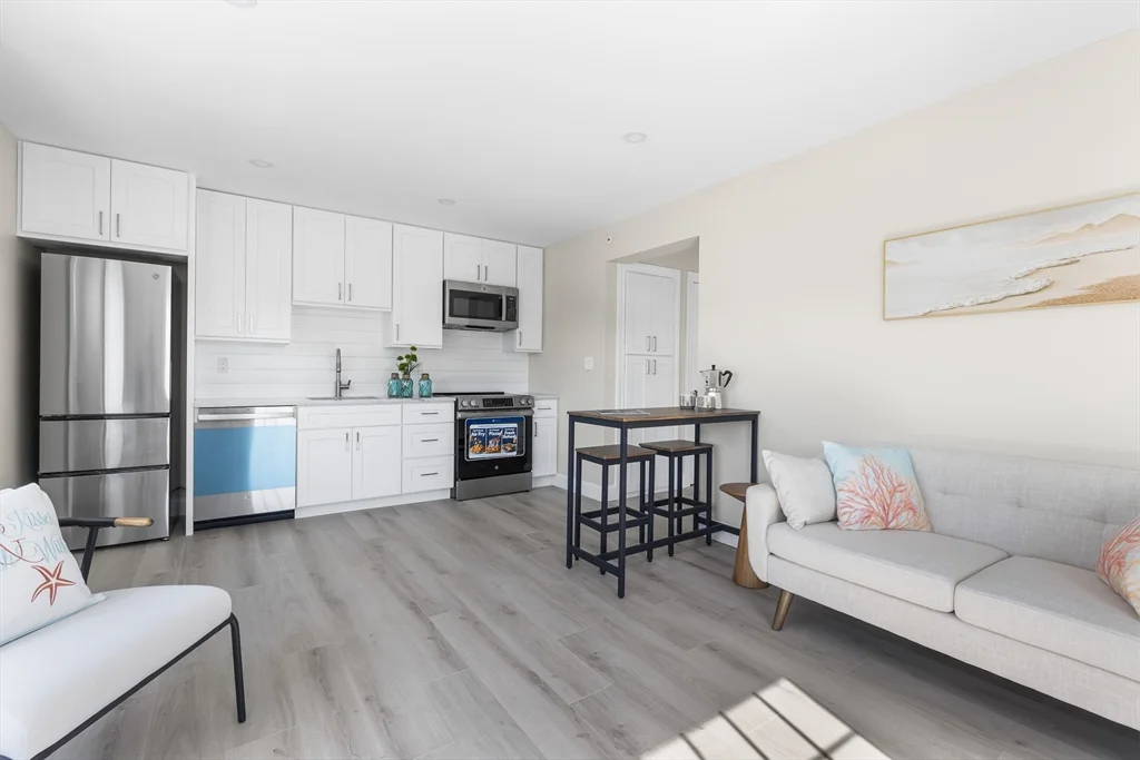 1 bed, 1 bath apartment for rent at 112 West Main Unit 1, Barnstable — photo 4 of 16