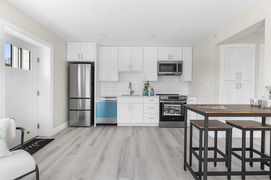 1 bed, 1 bath apartment for rent at 112 West Main Unit 8, Barnstable — photo 3 of 16