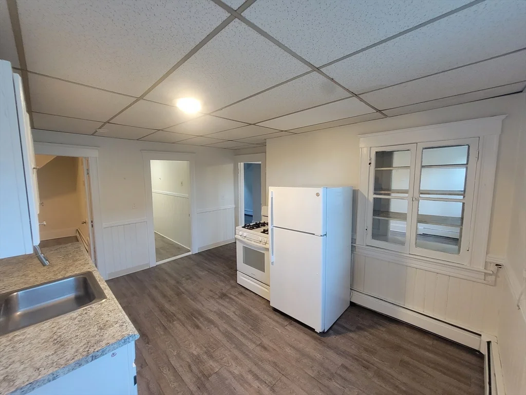 3 bed, 1 bath apartment for rent at 112 West St Unit 3, Worcester — photo 2 of 11